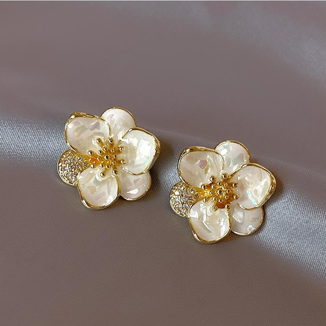 Elegant Petal Earrings in Gold