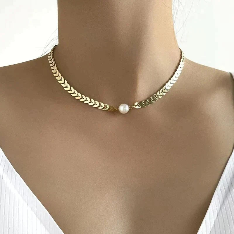 Greek Necklace with Pearl in Gold
