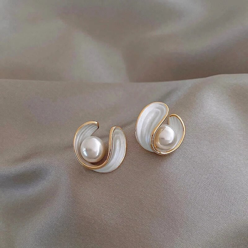 Luxury earrings with white opal and pearls in gold