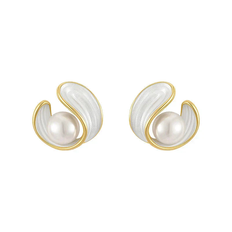 Luxury earrings with white opal and pearls in gold