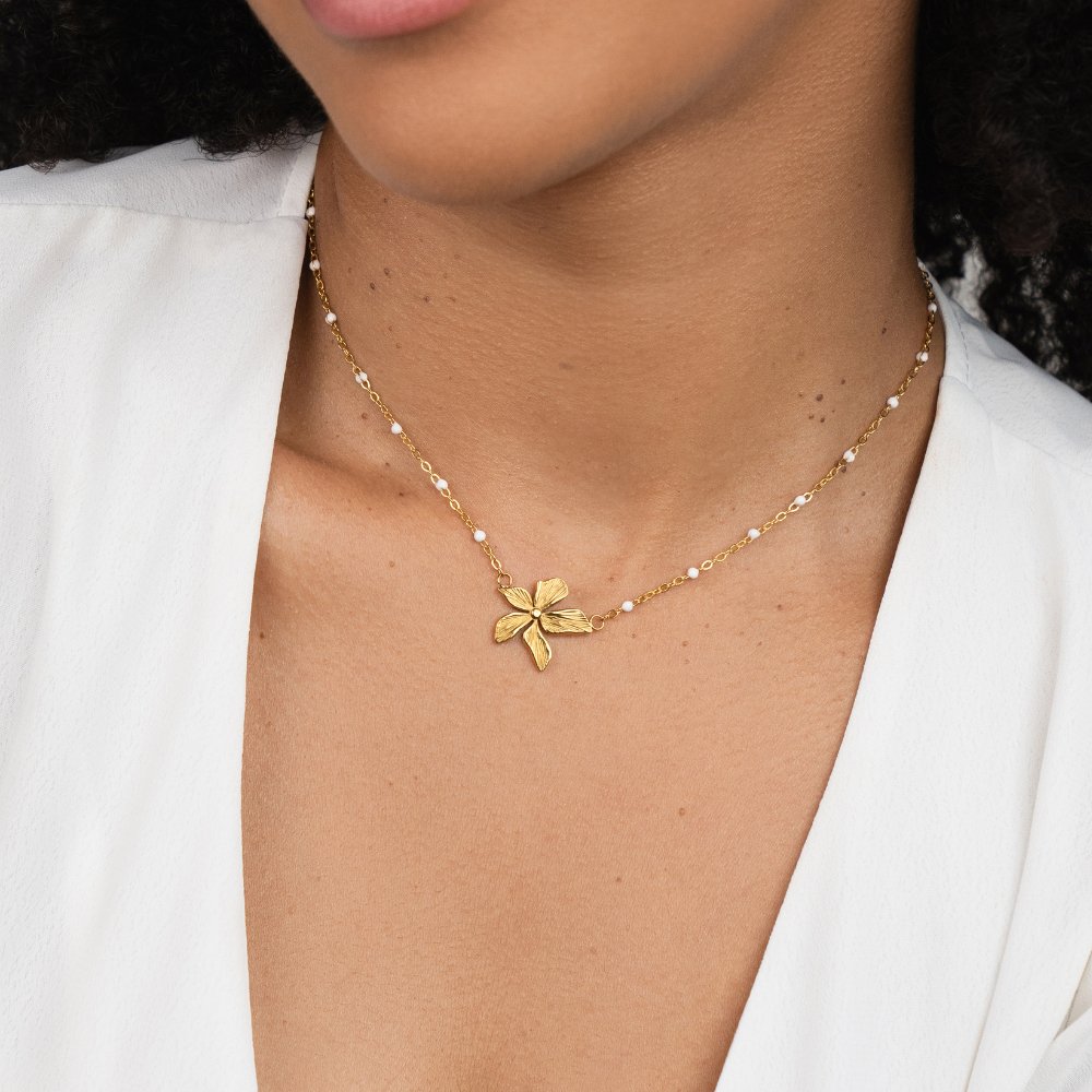 Elegant Gold Flower Necklace